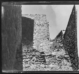 2 vues - Restes de rempart. Restes de fortifications se rattachant à l\'église primitivement (ouvre la visionneuse)