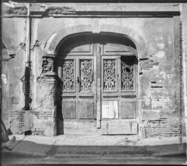 1 vue - Grande-rue Saint-Nicolas : vieux portail (ouvre la visionneuse)