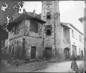 1 vue  - Vieille maison avec tour à Saint-Bertrand-de-Comminges, 3 septembre 1903. (ouvre la visionneuse)
