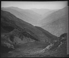 1 vue  - Au pic du Plan de la Serre (2072 m.) : vue sur Luchon, par-dessus le col de Barèges, 29 août 1903. (ouvre la visionneuse)