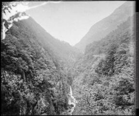 1 vue Gorges du gave de Pau, vallée de Luz, défilé d?Ayrues , juillet 1906.