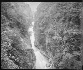1 vue  - Vallée de Luz, défilé d?Ayrues vers le [?] juillet 1906. (ouvre la visionneuse)