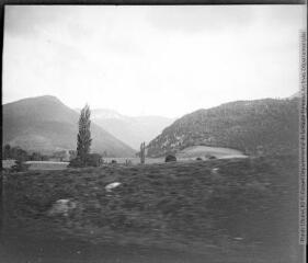 1 vue Vue sur le Prat et le Soum de Litas et la vallée de Génie, prise du chemin de fer en descendant de Saint-Pé, 1906.