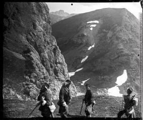 1 vue Des 1ers plateaux de l?Escala à gauche pente d?Escala, à droite pic coté 2125 m, au loin pic d?Auriol ? [Luriol, Lariou et Lauriolle ?], 25 juin 1902.