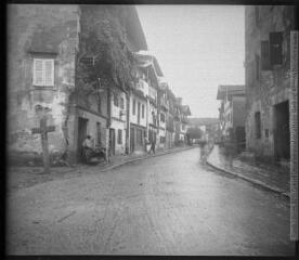 1 vue  - [Espagne : rue d\'un village] 26 septembre 1904. (ouvre la visionneuse)