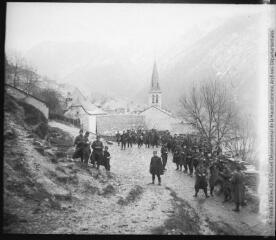 1 vue  - Le village d\'Aas et le massif de Ger. 24 mars 1903. (ouvre la visionneuse)