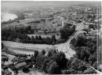 1 vue - Toulouse : quartier d\'Ancely : secteur de l\'avenue des Arènes-Romaines / Jean Quéguiner photogr. - Juillet 1976. - Photographie (ouvre la visionneuse)