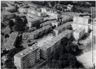 1 vue - Toulouse : quartier d\'Ancely : immeubles / Jean Quéguiner photogr. - Juillet 1976. - Photographie (ouvre la visionneuse)