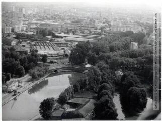 1 vue - Toulouse : quartier des Ponts-Jumeaux : le bassin de l\'Embouchure et les Ponts-Jumeaux / Jean Quéguiner photogr. - Juillet 1976. - Photographie (ouvre la visionneuse)