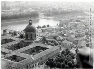 1 vue - Toulouse : quartier Saint-Cyprien : secteur de l\'hospice Saint-Joseph de la Grave / Jean Quéguiner photogr. - Juillet 1976. - Photographie (ouvre la visionneuse)