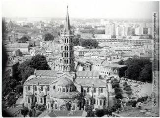 2 vues - Toulouse : quartier Arnaud-Bernard : basilique Saint-Sernin : le chevet et le clocher / Jean Quéguiner photogr. - Juillet 1976. - 2 photographies (ouvre la visionneuse)