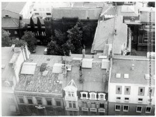 1 vue - Toulouse : quartier Arnaud-Bernard : boulevard de Strasbourg : hôtel Calvet (Papier Job) / Jean Quéguiner photogr. - Juillet 1976. - Photographie (ouvre la visionneuse)