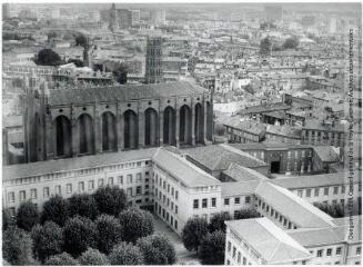 2 vues - Toulouse : quartier du Capitole : église des Jacobins (ensemble sud) / Jean Quéguiner photogr. - Juillet 1976. - 2 photographies (ouvre la visionneuse)