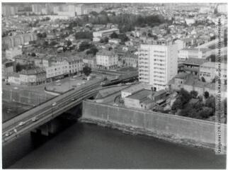 2 vues - Toulouse : quartier de la Croix-de-Pierre : pont et place de la Croix-de-Pierre / Jean Quéguiner photogr. - Juillet 1976. - 2 photographies (ouvre la visionneuse)