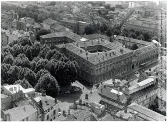 1 vue - Toulouse : quartier des Carmes : place du Salin : le palais de justice / Jean Quéguiner photogr. - Juillet 1976. - Photographie (ouvre la visionneuse)