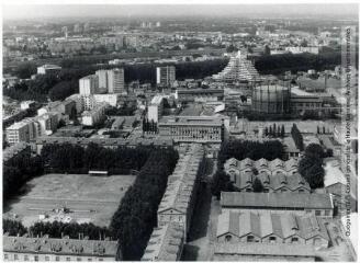 1 vue - Toulouse : quartier Compans-Caffarelli : secteur de la caserne Compans / Jean Quéguiner photogr. - Juillet 1976. - Photographie (ouvre la visionneuse)