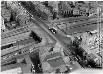 1 vue - Toulouse : quartier des Minimes : carrefour et pont des Minimes, canal du Midi / Jean Quéguiner photogr. - Juillet 1976. - Photographie (ouvre la visionneuse)