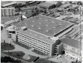 1 vue - Toulouse : quartier des Minimes : la SNIAS (aérospatiale Saint-Eloi) / Jean Quéguiner photogr. - Juillet 1976. - Photographie (ouvre la visionneuse)