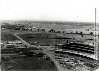 2 vues - Blagnac : nouvel aéroport en construction / Jean Quéguiner photogr. - Juillet 1976. - 2 photographies (ouvre la visionneuse)