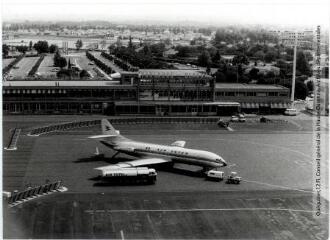 1 vue - Blagnac : un avion sur la piste devant l\'aéroport / Jean Quéguiner photogr. - Juillet 1976. - Photographie (ouvre la visionneuse)