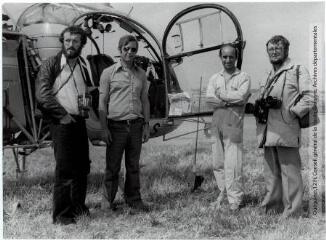 5 vues - L\'équipage de l\'hélicoptère / Jean Quéguiner photogr. - Juillet 1976. - 5 photographies (ouvre la visionneuse)