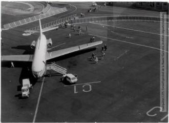 1 vue - Blagnac : un avion sur la piste de l\'aéroport / Jean Quéguiner photogr. - Juillet 1976. - Photographie (ouvre la visionneuse)