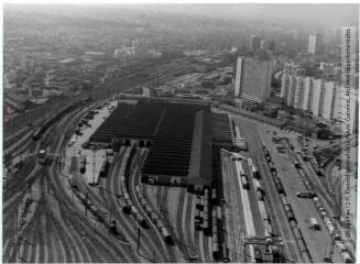 2 vues  - Toulouse : gare Matabiau : hangars et voies ferrées / Jean Quéguiner photogr. - Juillet 1976. - 2 photographies (ouvre la visionneuse)