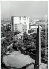 1 vue - Toulouse : quartier Jolimont : obélisque de la Bataille de Toulouse / Jean Quéguiner photogr. - Juillet 1976. - Photographie (ouvre la visionneuse)