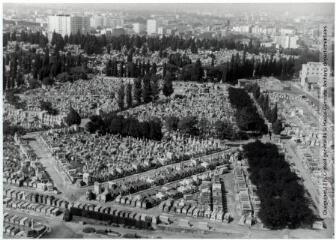 3 vues  - Toulouse : quartier Jolimont : cimetière de Salonique / Jean Quéguiner photogr. - Juillet 1976. - 3 photographies (ouvre la visionneuse)
