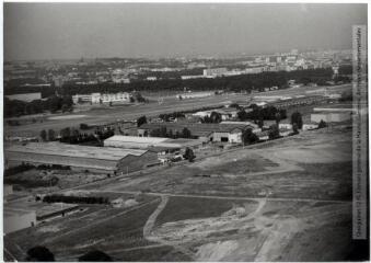1 vue - Toulouse : quartier Montaudran : l\'aérodrome / Jean Quéguiner photogr. - Juillet 1976. - Photographie (ouvre la visionneuse)