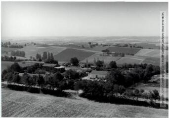 1 vue - Caraman : paysage et ferme du Lauragais / Jean Quéguiner photogr. - Juillet 1976. - Photographie (ouvre la visionneuse)