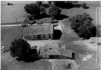 1 vue - Caraman : ferme du Lauragais : l\'Obit / Jean Quéguiner photogr. - Juillet 1976. - Photographie (ouvre la visionneuse)