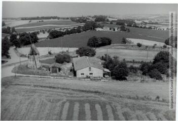 1 vue - Caragoudes : moulin au carrefour de la route départementale 54 et de la route départementale 11 / Jean Quéguiner photogr. - Juillet 1976. - Photographie (ouvre la visionneuse)