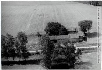 1 vue - Mourvilles-Basses : ferme près du château de Villèle / Jean Quéguiner photogr. - Juillet 1976. - Photographie (ouvre la visionneuse)