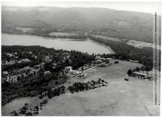 1 vue  - Revel : lac de Saint-Ferréol (à droite la digue, au fond le bois de l\'Encastre) / Jean Quéguiner photogr. - Juillet 1976. - Photographie (ouvre la visionneuse)
