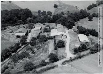1 vue - Verdun-en-Lauragais (Aude) : hameau du Raziguet : ferme / Jean Quéguiner photogr. - Juillet 1976. - Photographie (ouvre la visionneuse)