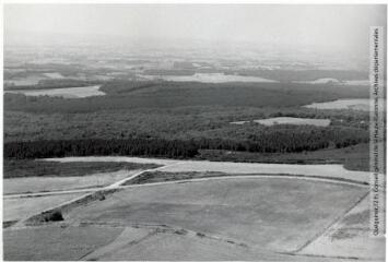 1 vue  - Entre Verdun-en-Lauragais (Aude) et Les Cammazes (Tarn) : paysage boisé / Jean Quéguiner photogr. - Juillet 1976. - Photographie (ouvre la visionneuse)