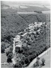2 vues - Verdun-en-Lauragais (Aude) : le village / Jean Quéguiner photogr. - Juillet 1976. - 2 photographies (ouvre la visionneuse)