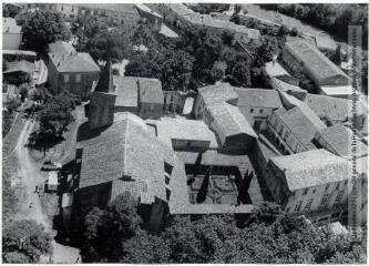1 vue  - Saint-Papoul (Aude) : église (façade ouest) et jardin du cloître / Jean Quéguiner photogr. - Juillet 1976. - Photographie (ouvre la visionneuse)