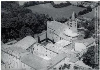 1 vue - Saint-Papoul (Aude) : église (ensemble sud-est) et jardin du cloître / Jean Quéguiner photogr. - Juillet 1976. - Photographie (ouvre la visionneuse)