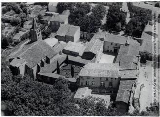 1 vue  - Saint-Papoul (Aude) : église (ensemble sud-ouest) et jardin du cloître / Jean Quéguiner photogr. - Juillet 1976. - Photographie (ouvre la visionneuse)
