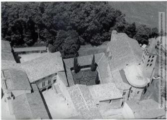 1 vue - Saint-Papoul (Aude) : église (clocher et abside est) et jardin du cloître / Jean Quéguiner photogr. - Juillet 1976. - Photographie (ouvre la visionneuse)