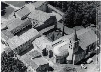 1 vue  - Saint-Papoul (Aude) : église (clocher et abside nord-est) et jardin du cloître / Jean Quéguiner photogr. - Juillet 1976. - Photographie (ouvre la visionneuse)