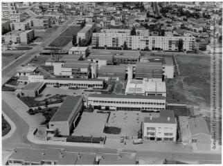 1 vue  - Castelnaudary (Aude) : quartier du Cassieu : établissement scolaire / Jean Quéguiner photogr. - Juillet 1976. - Photographie (ouvre la visionneuse)