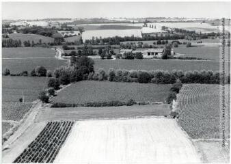 1 vue - Entre Baziège et Montlaur : paysage du Lauragais et ferme / Jean Quéguiner photogr. - Juillet 1976. - Photographie (ouvre la visionneuse)