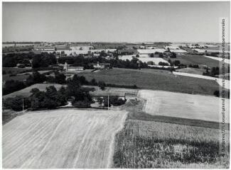 1 vue - Montlaur : paysage et ancien moulin à vent / Jean Quéguiner photogr. - Juillet 1976. - Photographie (ouvre la visionneuse)