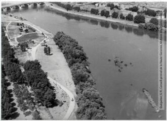 1 vue - Toulouse : la Garonne : prairie des Filtres, Pont-Neuf / Jean Quéguiner photogr. - Juillet 1976. - Photographie (ouvre la visionneuse)