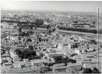 1 vue  - Toulouse : quartier Saint-Cyprien, pont Saint-Pierre et rive droite / Jean Quéguiner photogr. - Juillet 1976. - Photographie (ouvre la visionneuse)