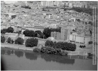1 vue - Toulouse : la Garonne, quai de Tounis et quartier des Carmes / Jean Quéguiner photogr. - Juillet 1976. - Photographie (ouvre la visionneuse)
