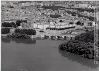 1 vue - Toulouse : la Garonne, pont de Halage-de-Tounis, allées Jules-Guesde / Jean Quéguiner photogr. - Juillet 1976. - Photographie (ouvre la visionneuse)